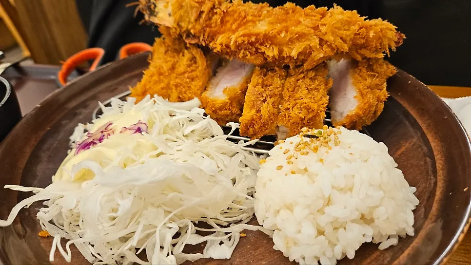 접시 가득 담긴 모듬카츠