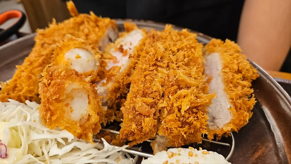 속이 꽉 찬 새우카츠 단면