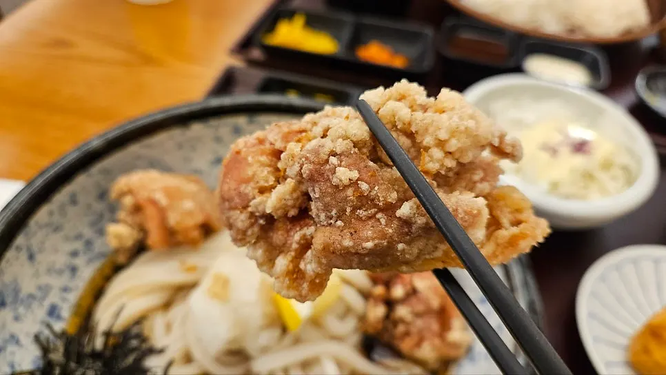 쯔유를 부은 토리텐붓카케우동
