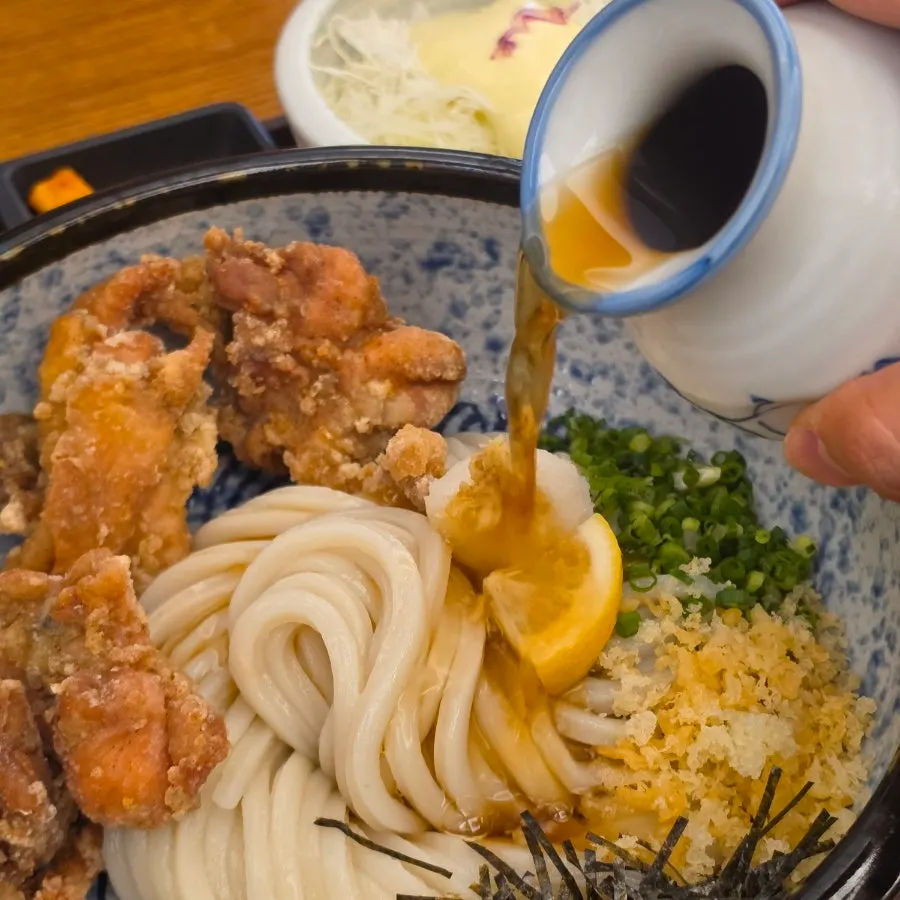 A full serving of toriten bukkake udon topped with karaage