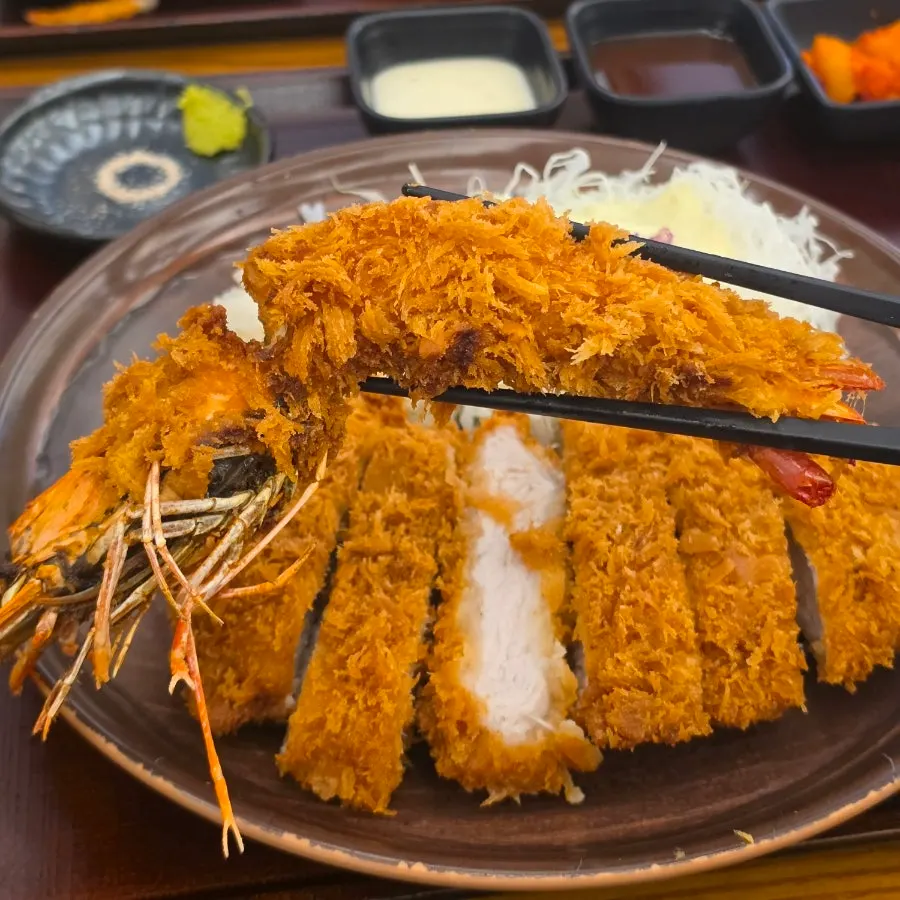 Mixed tonkatsu spread with pork loin cutlet and shrimp cutlet