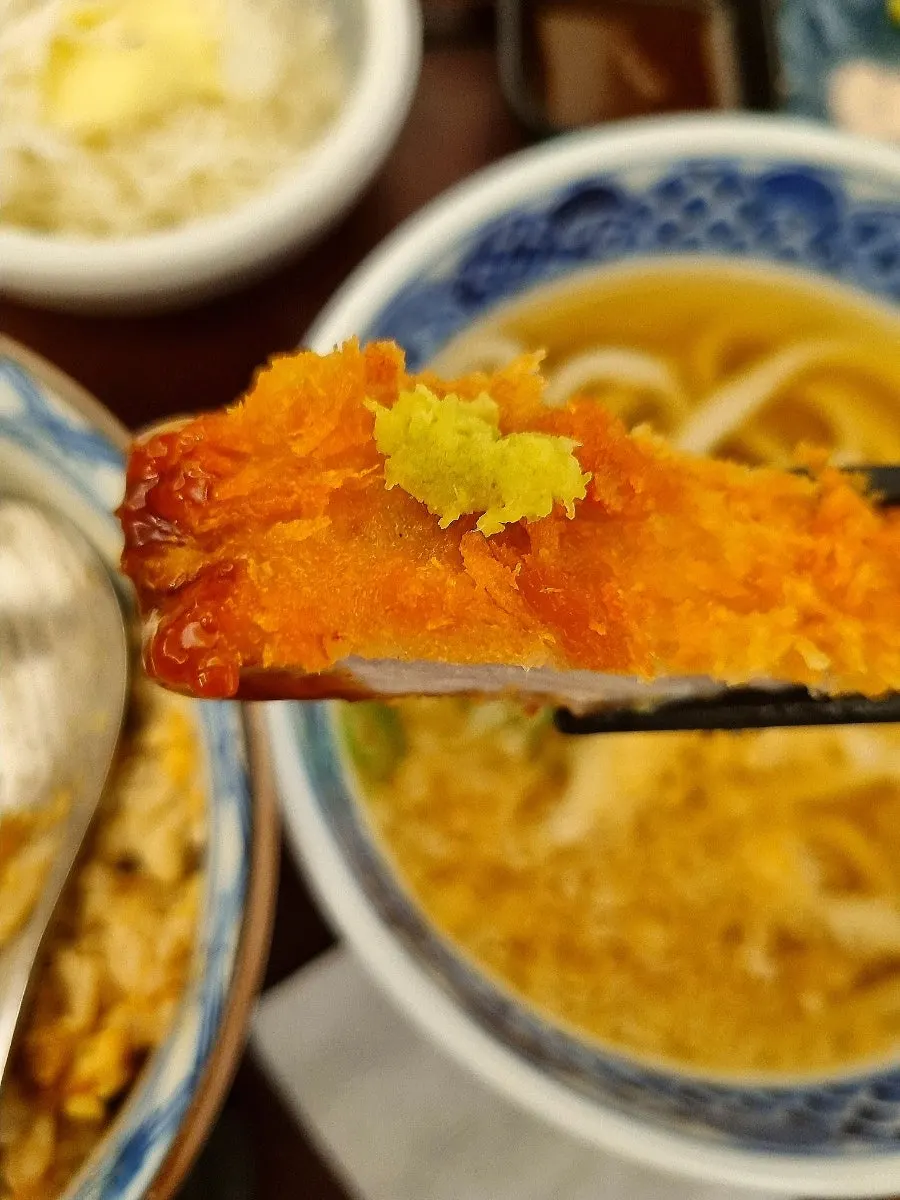 세트로 나온 따뜻한 우동 한 그릇