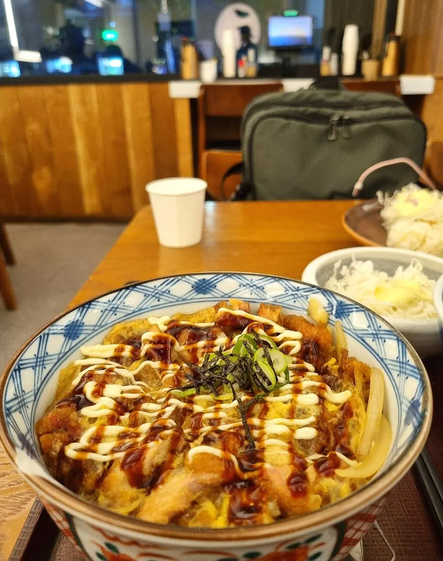 밥 위에 치킨이 올라간 가라아게동