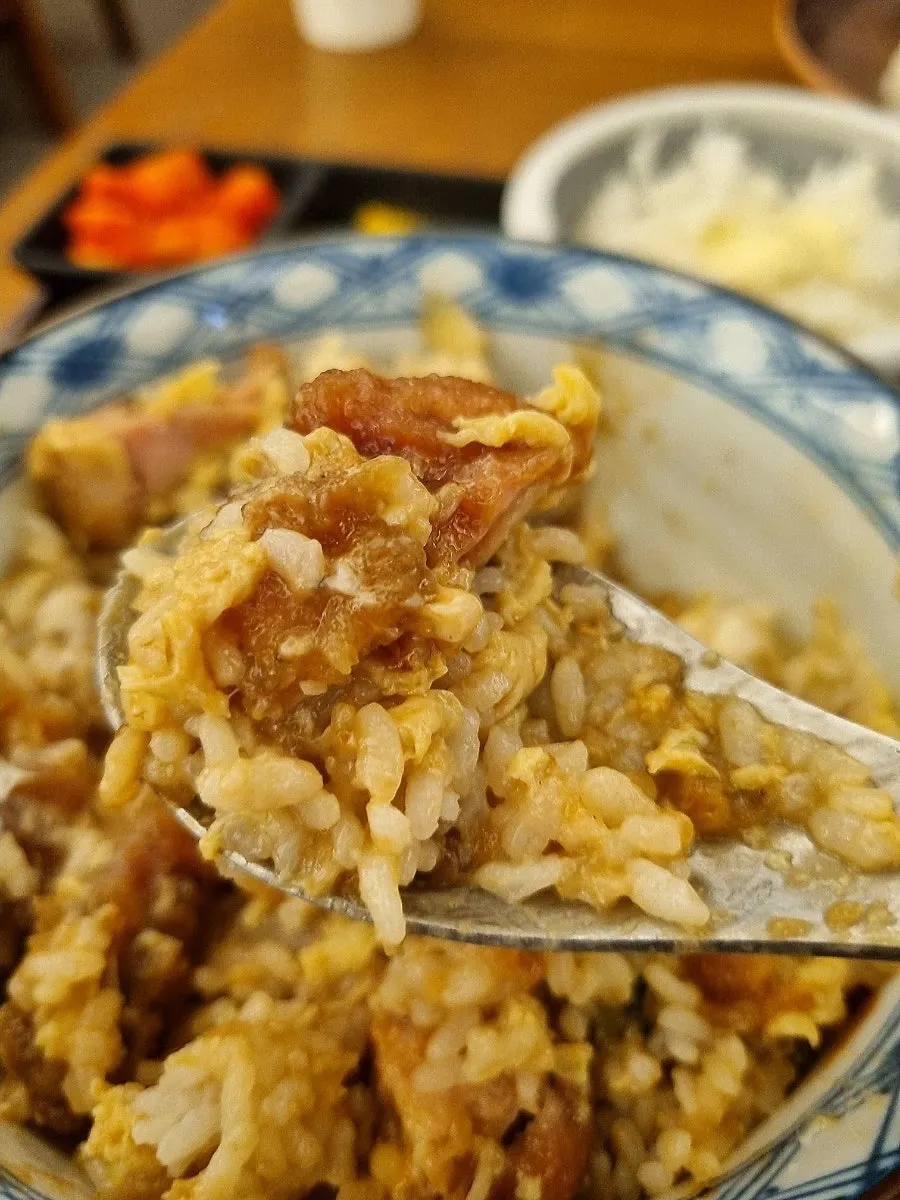 아이용 포크와 앞접시가 놓인 테이블