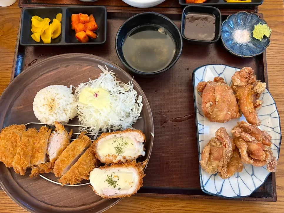 Tenbukkake udon set with fried side dishes