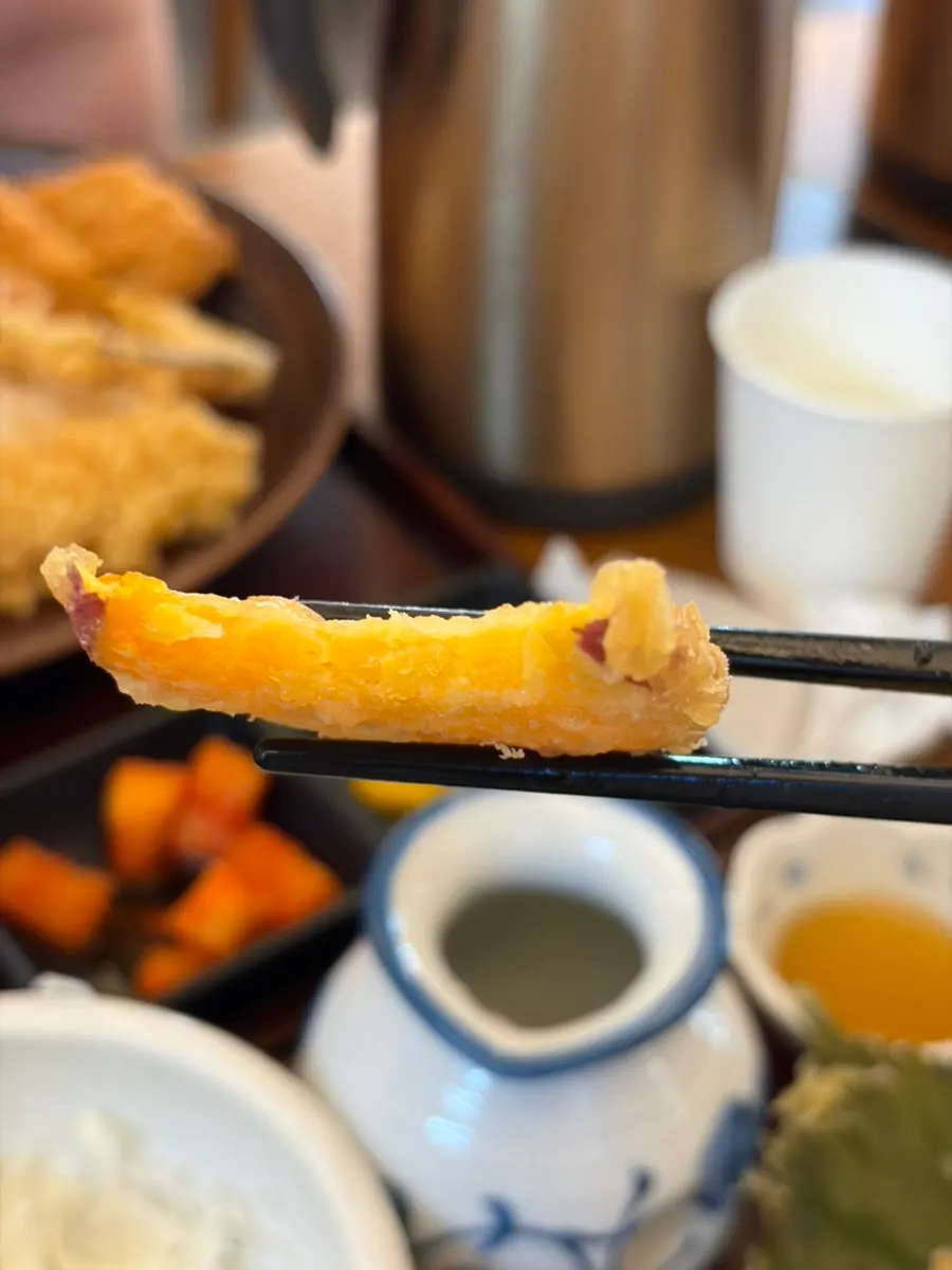 Lifting up the bukkake udon noodles