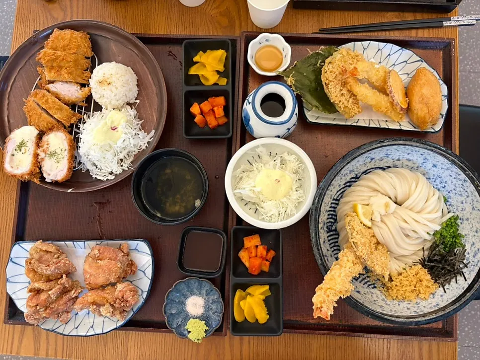 Full table spread for two at Kosi Konkuk University Branch