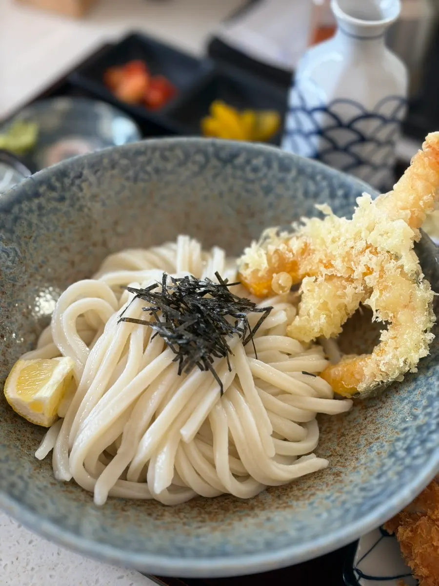 Bukkake udon served with only noodles and toppings