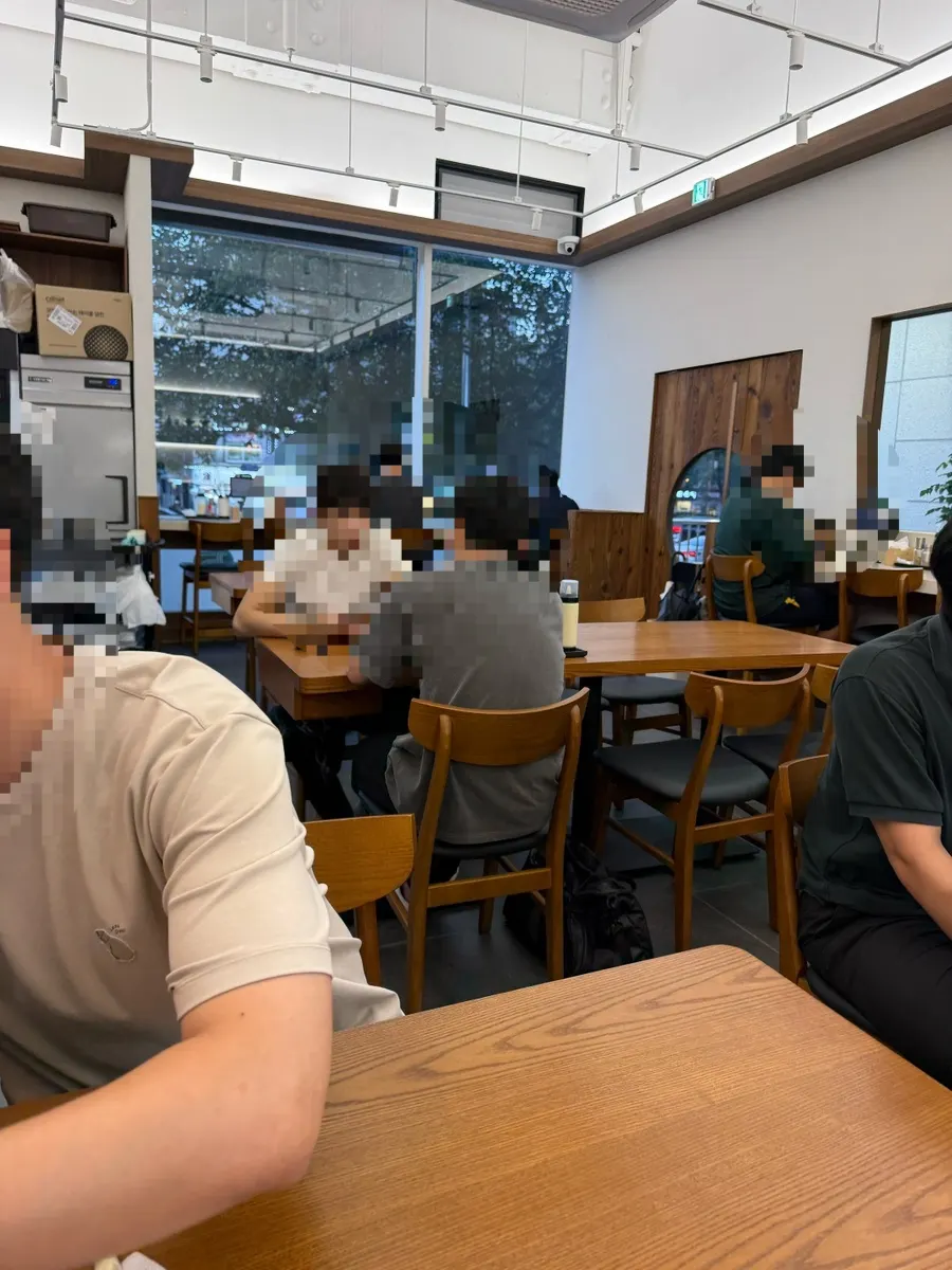 우드톤 인테리어의 코시 서울대입구점 매장 내부