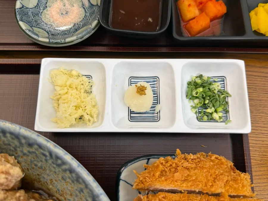 호리병 육수와 함께 차려진 붓카케우동 정식