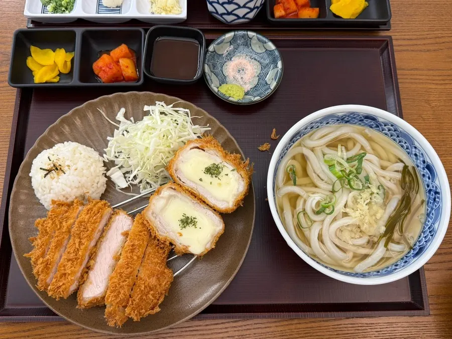 치즈카츠와 로스카츠가 나온 반반카츠 정식 상차림