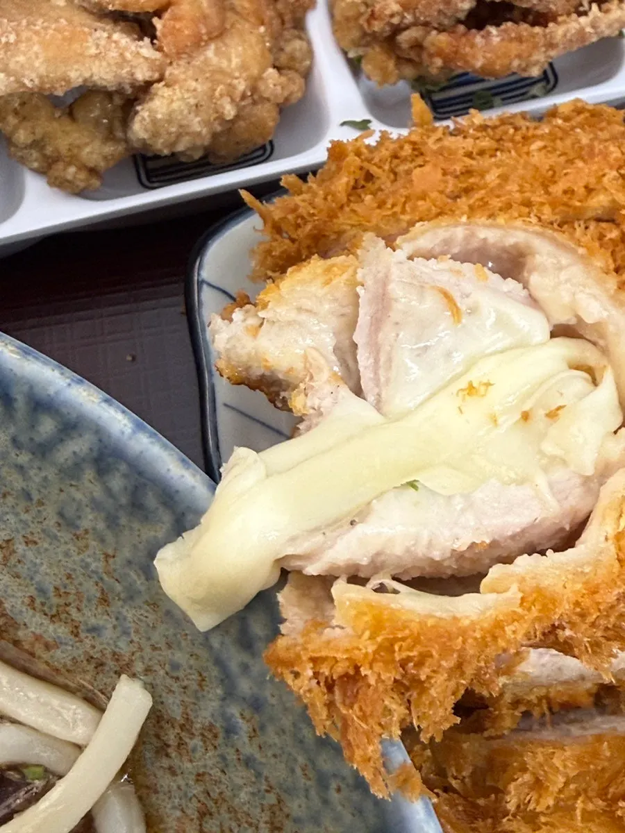 고기 속까지 치즈가 찬 치즈카츠 단면