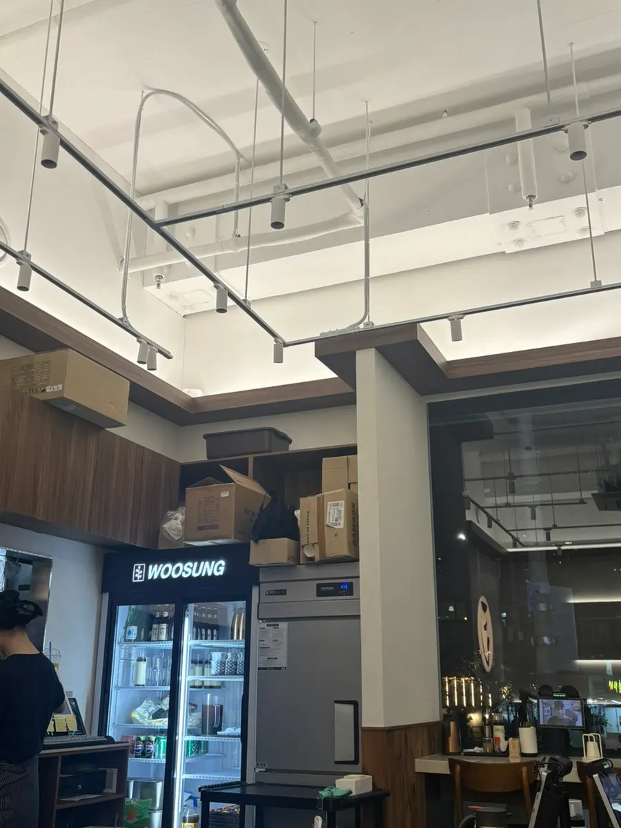 코시 서울대입구점 매장 분위기 사진