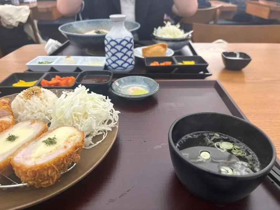 돈카츠 단면과 곁들임 소스
