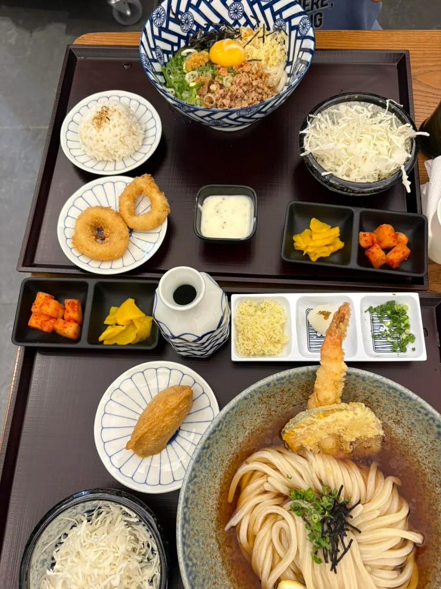 Ten bukkake udon and mazesoba udon together at the end of the meal