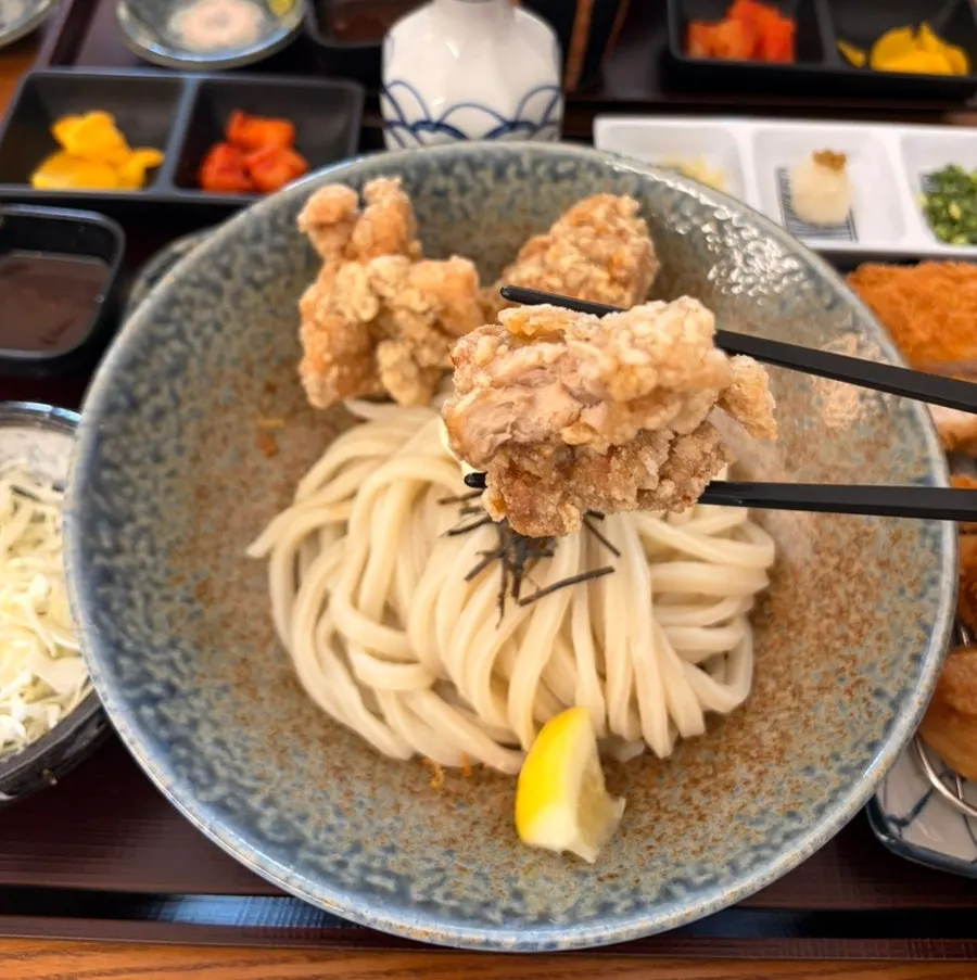 우동 위에 올린 바삭한 토리텐 치킨