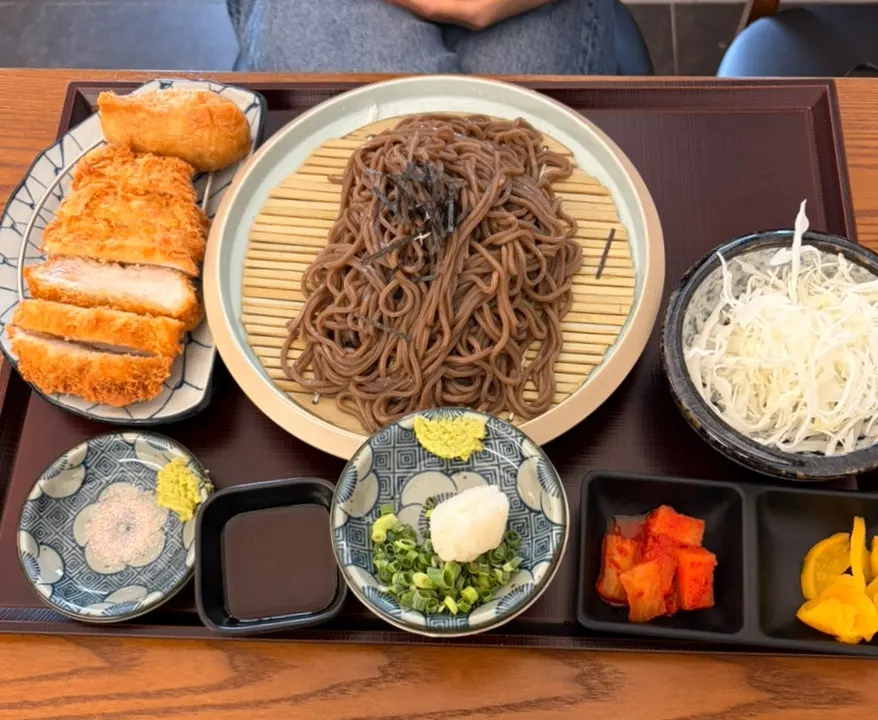 채반에 담긴 자루소바 면