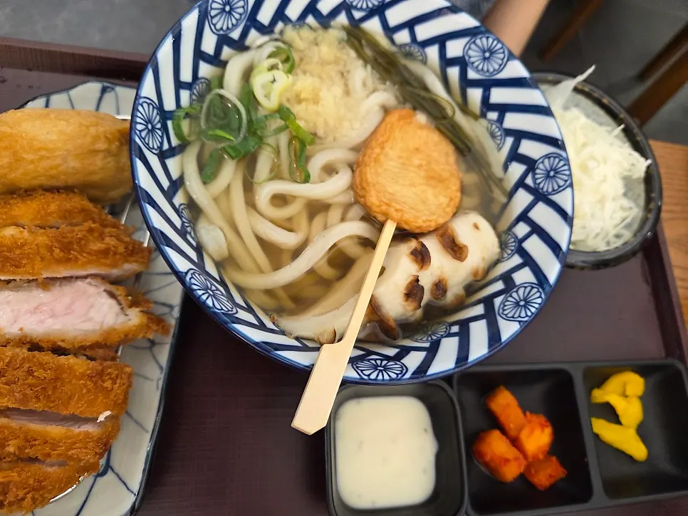 Kosi's fish cake udon topped with fish cake, mushrooms, and green onion