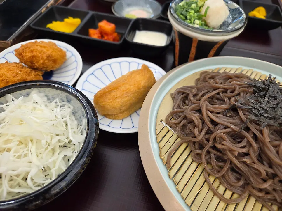 A table with both warm udon and cold soba side by side