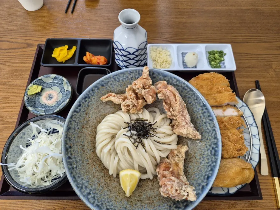 Tori tempura bukkake udon set table setting