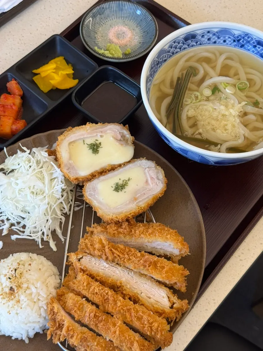 テーブルに並んだ生ロース半々カツと規丼定食