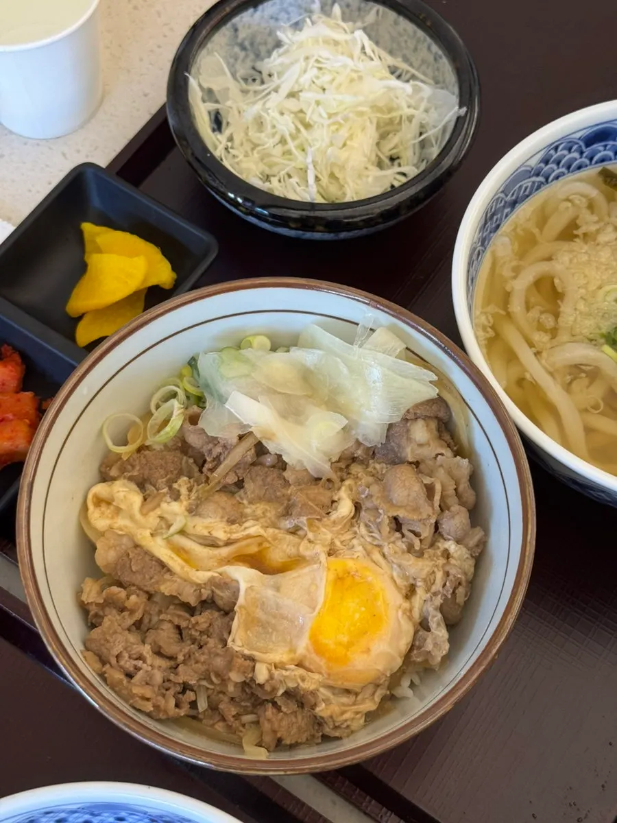 コシの定食構成の盛り付け