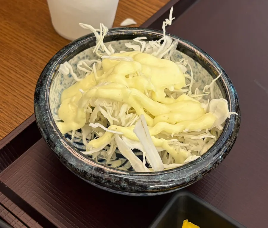 유부초밥이 함께 나온 따뜻한 니꾸우동