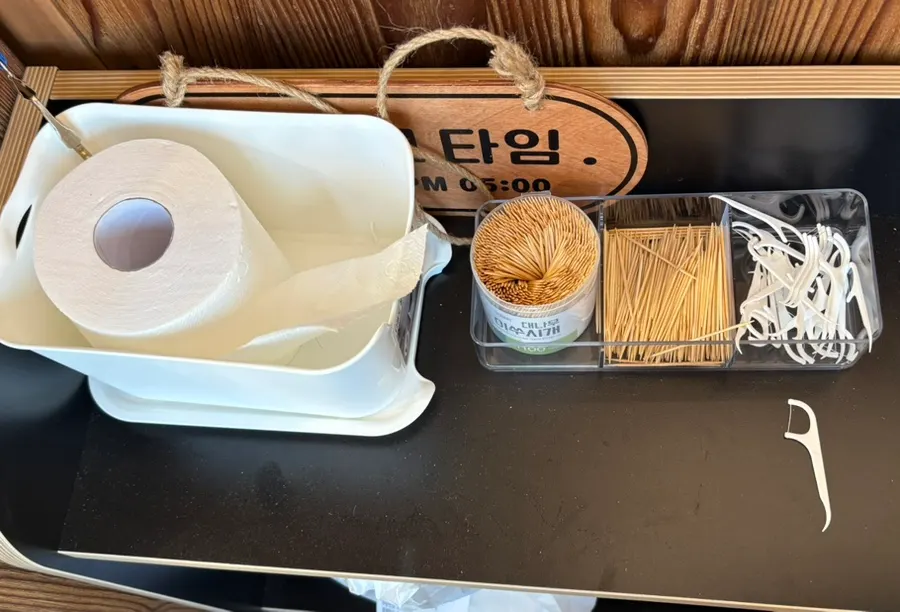 1인석과 테이블석이 있는 코시 내부 좌석