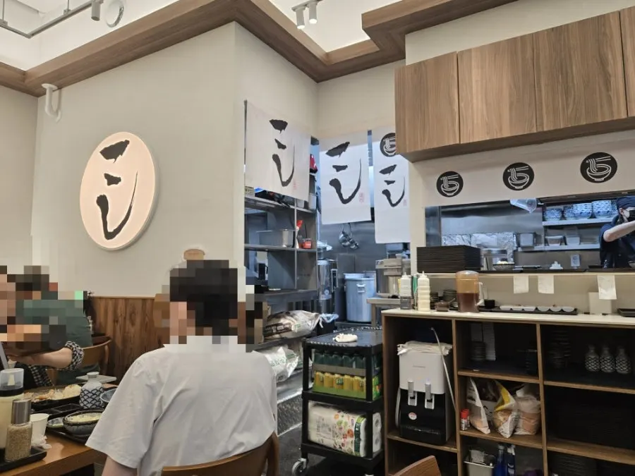 Open kitchen at Kosi Seoul National University Entrance Branch