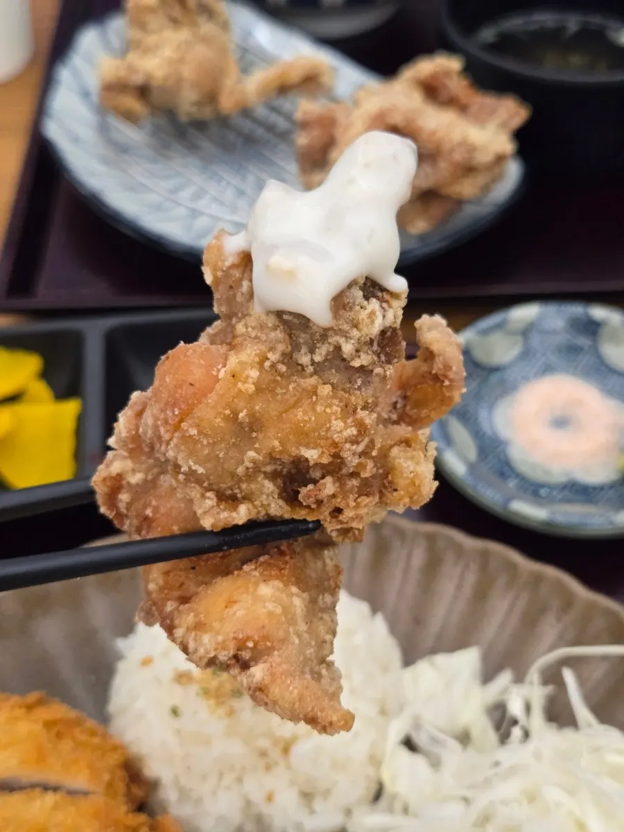 Fried chicken dipped in sauce