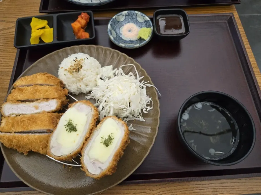 Half-and-half katsu with pork loin and cheese