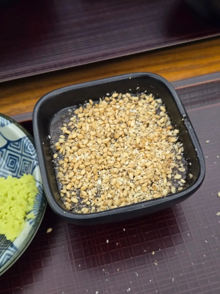 Grinding sesame seeds into the tonkatsu sauce