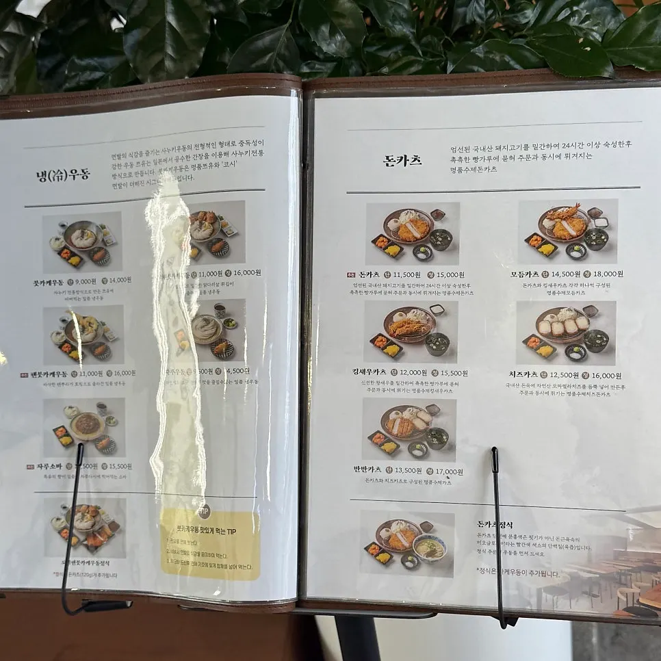 バー席とテーブルがある店内