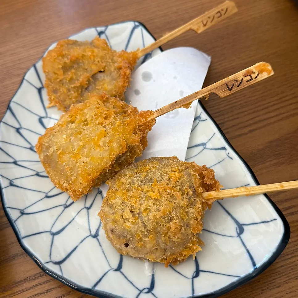 串に刺して揚げた蓮根串カツ