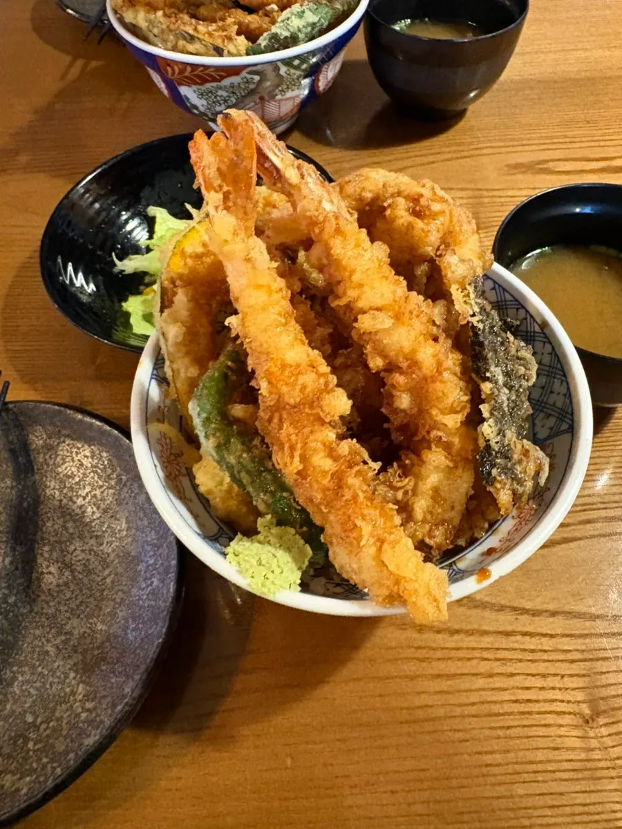 텐동 두 그릇이 올라간 상차림