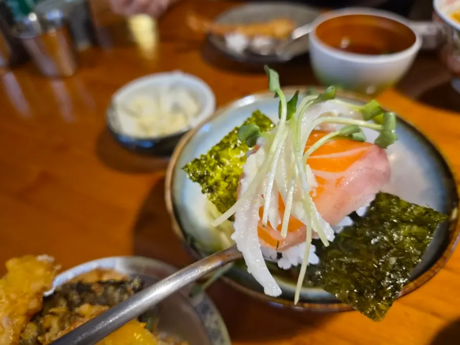 Wrapping Koutendon's salmon donburi salmon in seaweed