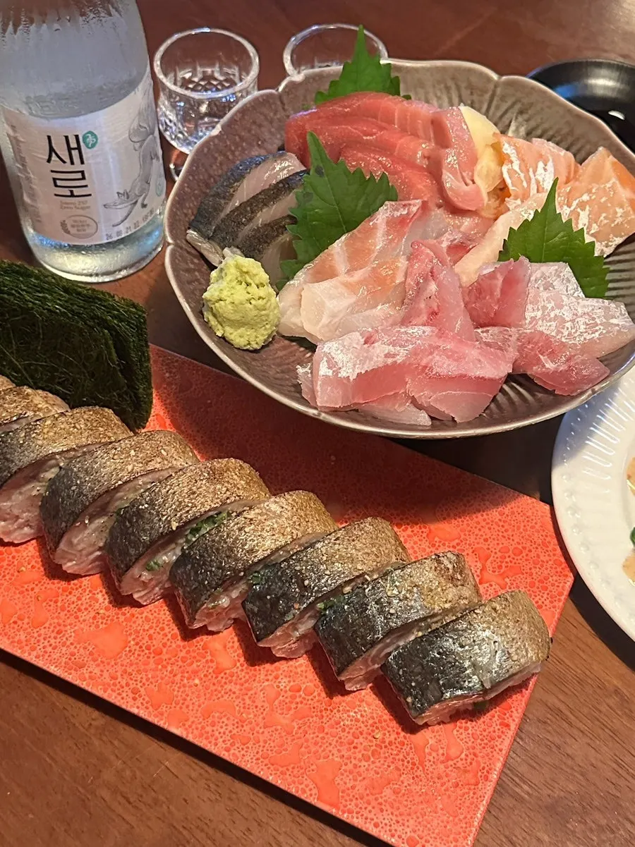 은은한 조명이 켜진 크로 야키토리 가게 앞