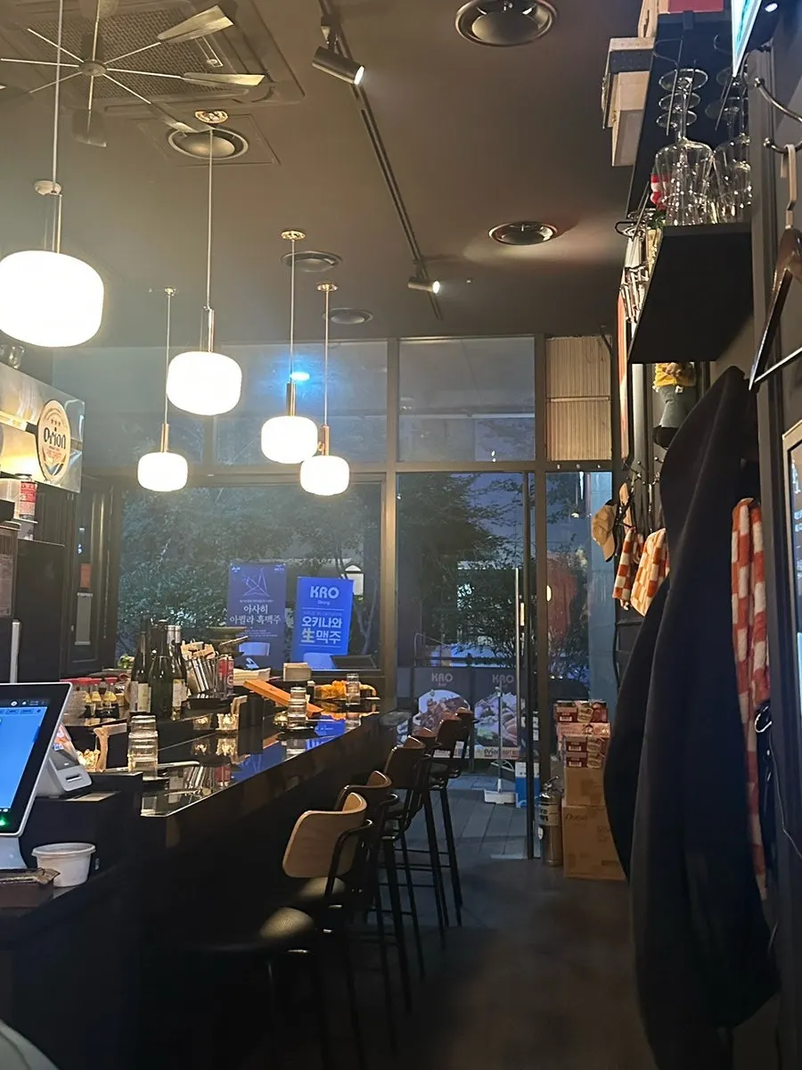 차분한 분위기의 이자카야 실내