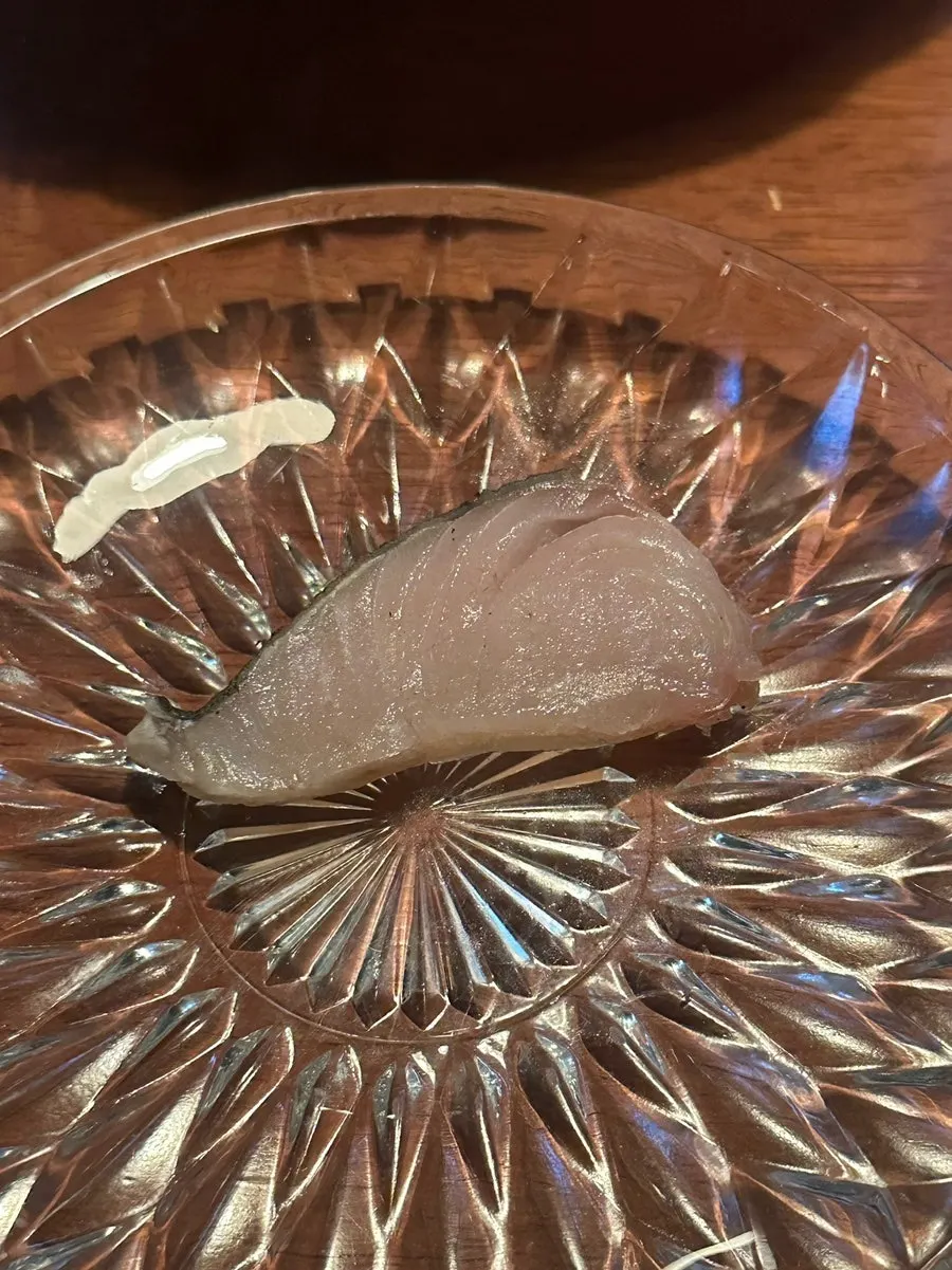 두께감 있게 썬 숙성회 한 점