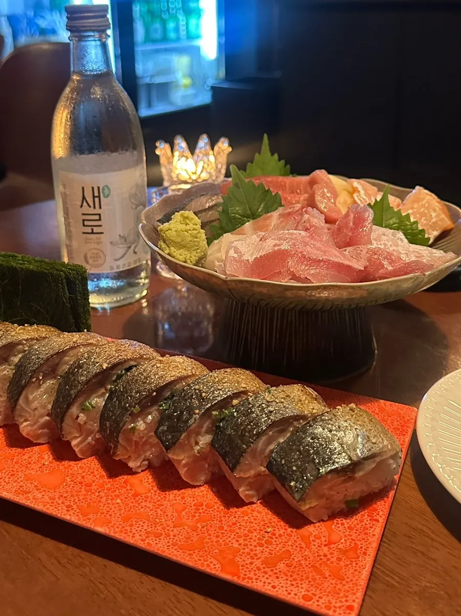 조명 아래 차분한 이자카야 테이블