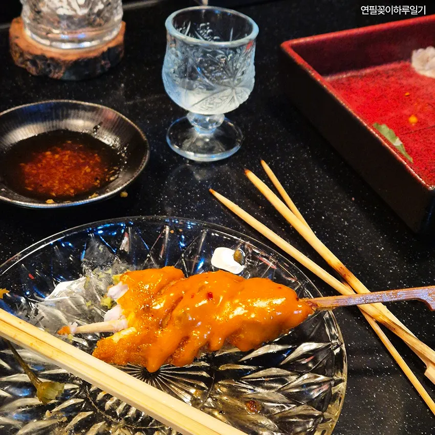 앞접시에 놓인 야키토리 한 꼬치