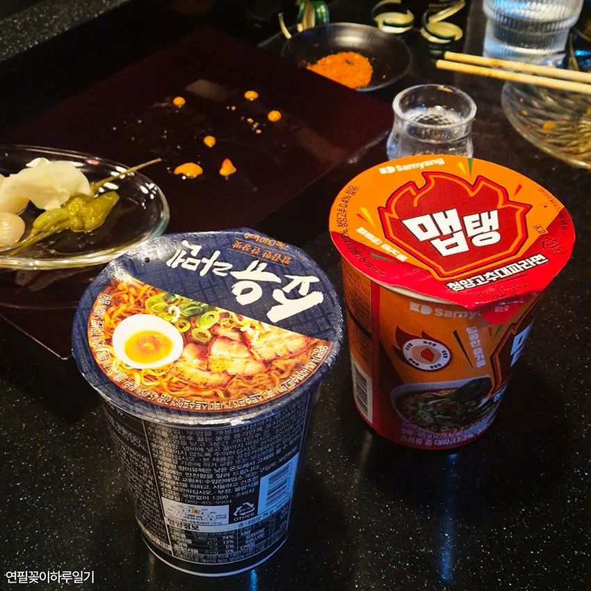 카운터에 쌓인 컵라면 코너
