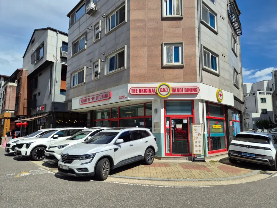 꾸아 김포장기점 매장 앞 거리와 주차 공간