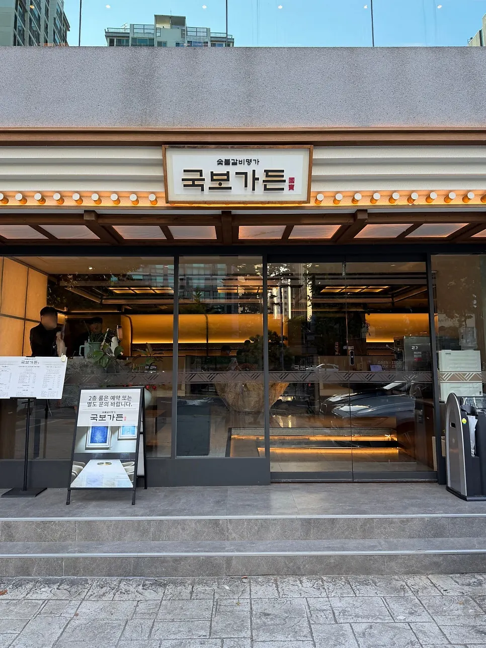 넓고 차분한 분위기의 매장 내부