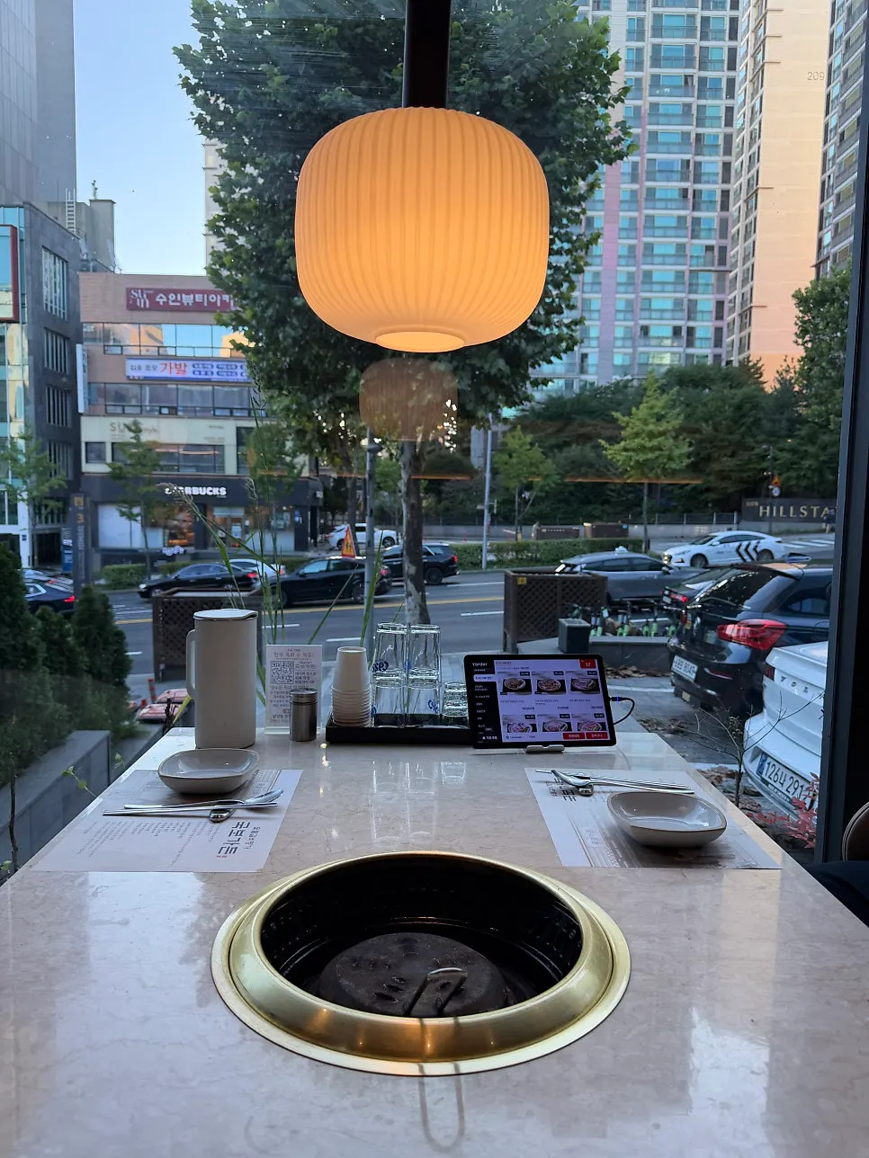 창가 좌석의 식사 공간