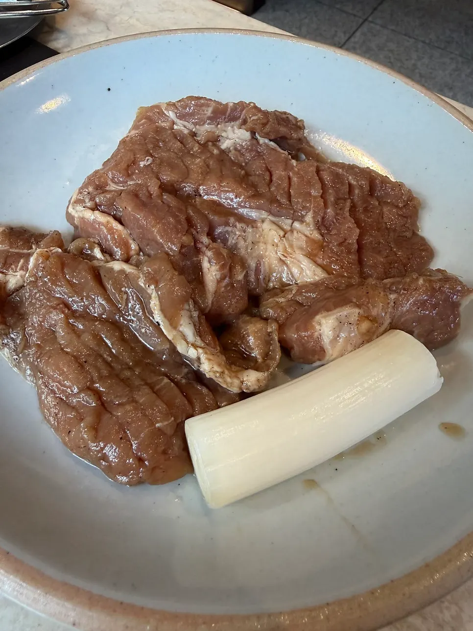 수제 양념에 재운 설화 양념갈비 접시