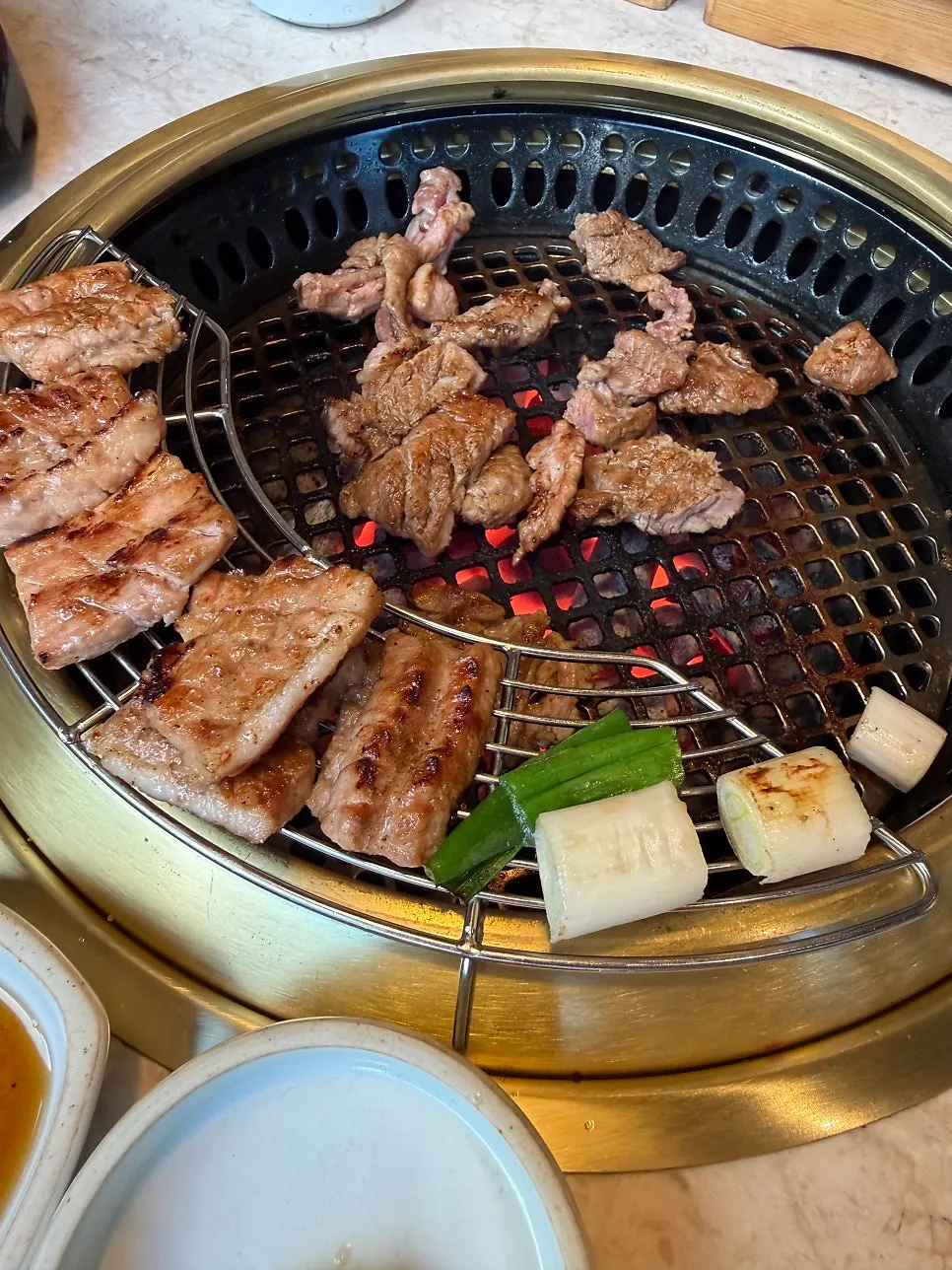 숯불 위에서 익어가는 양념갈비