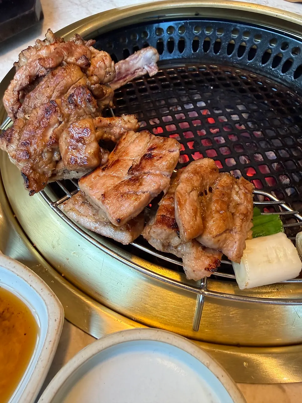 양념이 윤기 있게 올라온 갈비