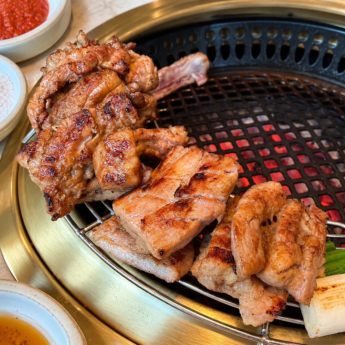 가장자리가 노릇하게 익은 숯불갈비