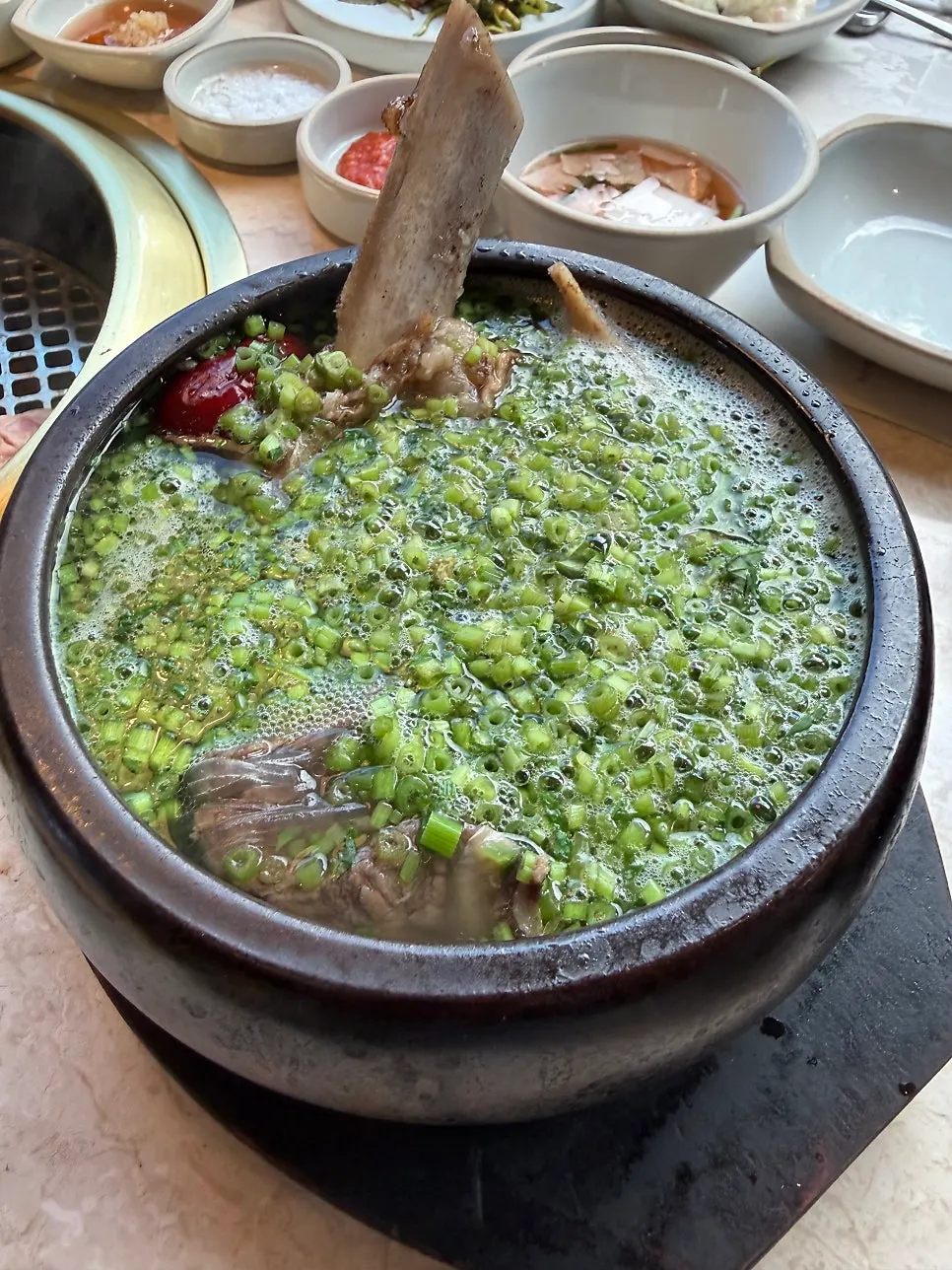 식사 메뉴로 나온 미나리왕갈비탕
